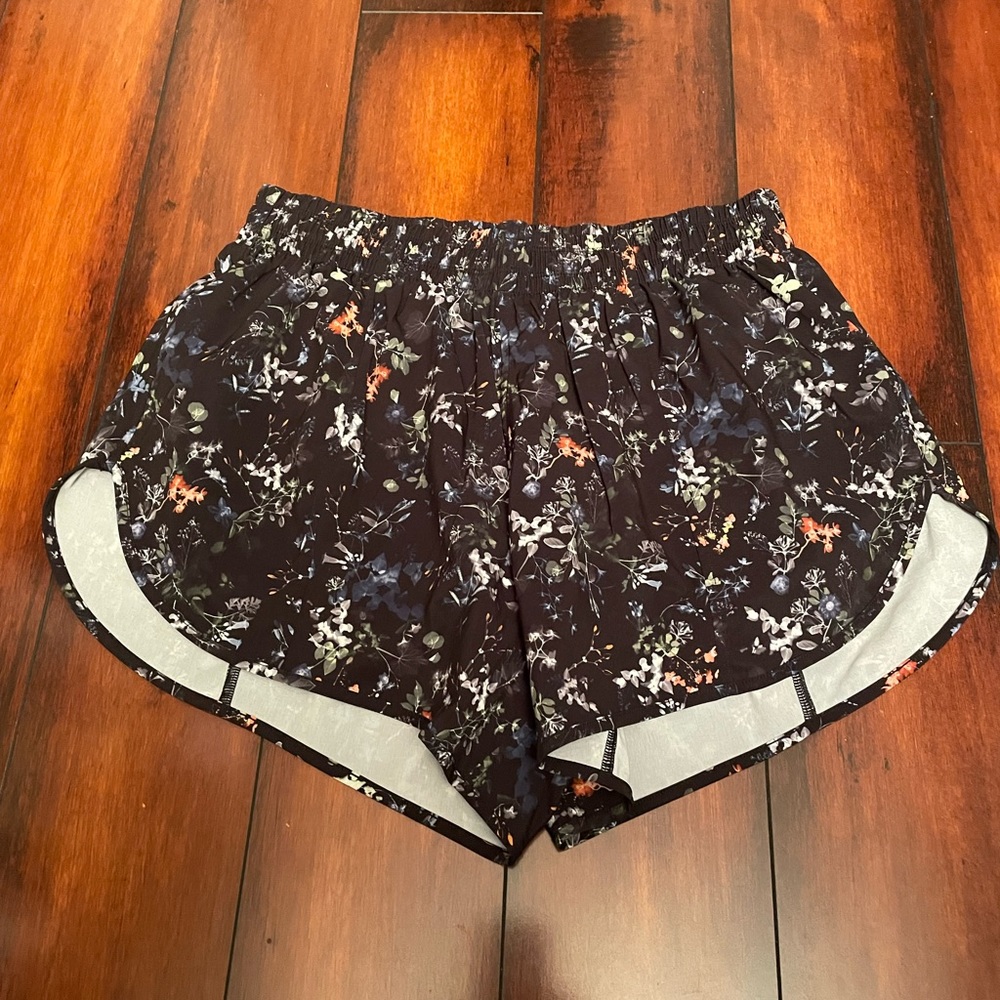 Story Perseverance 3” Short in Bloom Dark size 6. Liner on the inside!